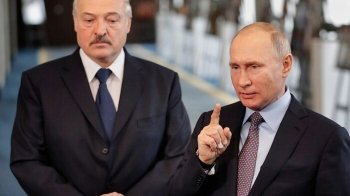 Путін і Лукашенко стоять поряд