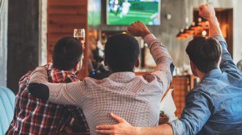 перегляд футболу на великому екрані