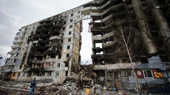 Зруйнована багатоповерхівка в Бородянці, фото Дмитра Ларіна