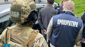 Спіймали на хабарництві: на Львівщині митник вимагав 00 за безперешкодне перевезення коштовностей