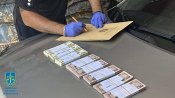 На Львівщині на узбіччі виявили авто з фальшивими 54 тис. доларів