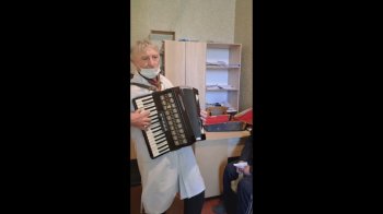 На окупованій Херсонщині лікар-колаборант «лікує» пацієнтів грою на баяні (відео)
