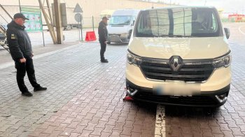 На кордоні з Львівщиною у 60-річного румуна вилучили Renault