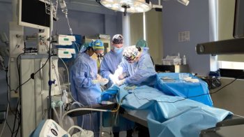 Відома американська хірургиня безкоштовно оперуватиме дітей у Львові