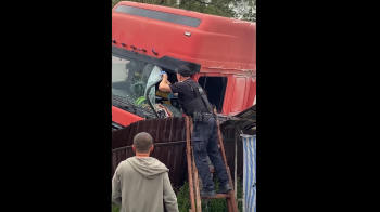 ДТП у Львові: водій вантажівки злетів з дороги, його госпіталізували