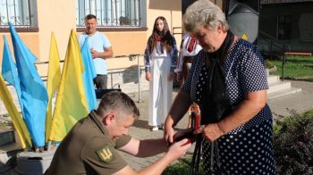 Вручення нагороди воїна його матері