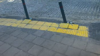 У Львові вандали пошкодили антипаркувальні стовпці й тактильну плитку (фото)