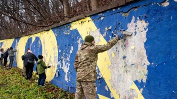 Біля Парку культури у Львові відновлюють мурал “Азовсталь”
