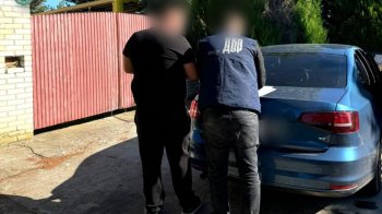 У Львові троє правоохоронці вимагали 30 тис. доларів в лікарки після підстави на одержанні хабаря