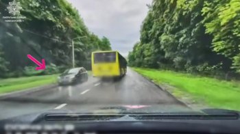 У Львові оштрафували 65-річного водія маршрутки за небезпечний обгін