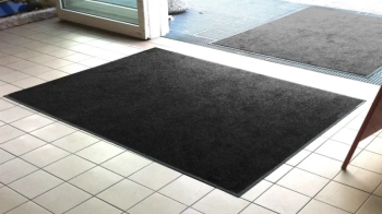 Викрав шість килимків для витирання ніг: у Львові судили серійного злодія