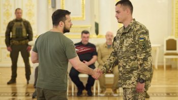 Президент вручає ордени «Золота Зірка» українським захисникам. Фото ілюстративне