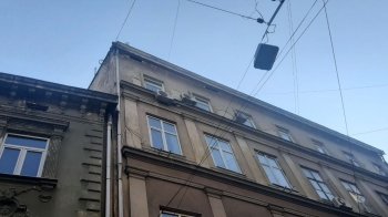 У центрі Львова на відвідувачів кафе впала частина фасаду