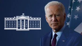 Джон Байден стоїть на фоні адміністрації