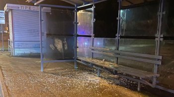 Поліція затримал хуліган, який розтрощив зупинку у Львові