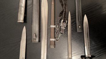 На Львівщині намагались везти за кордон цінну холодну зброю