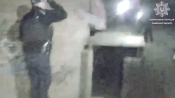 У Львові патрульним довелось діставати пʼяну підлітку з закинутої будівлі