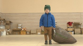 Наймолодший волонтер: 2-річний Максим зі Львівщини став помічником у гуманітарному штабі