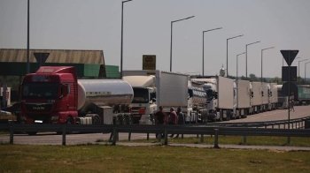 На кожному ПП облаштують тимчасові стоянки для відстою: очільник Львівщини прокоментував черги з вантажівок на кордоні