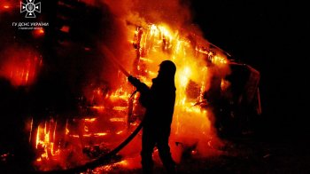 Пожежник бореться із вогнем