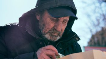 Упродовж зими у Львові спеціальний автобус возитиме бездомних до закладів, де можна поїсти і помитися