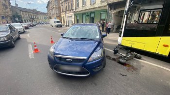 На дорозі — калюжа крові: у Львові сталася ДТП за участю автомобіля та електросамоката