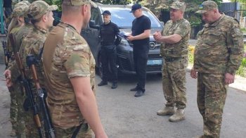 Львівські поліцейські, які перебувають у зоні бойових дій, отримали нагороди
