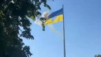 Пошкоджений обстрілами прапор із Краматорська передали на Львівщину
