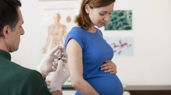 У МОЗ закликали вагітних вакцинуватись проти COVID-19: які вакцини для цього підходять