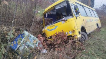 Поблизу Шептицького перекинувся шкільний автобус та постраждали двоє людей