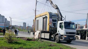 емонтаж кіоску на вулиці міста за допомогою крана