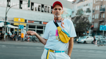 Німецькому дизайнеру забороняють фотографуватися у ліфті з українською символікою: поскаржилися сусіди