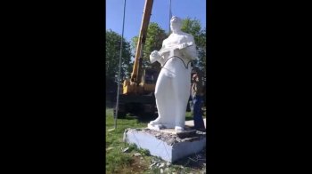 На Львівщині повалили ще один радянський пам’ятник (відео)