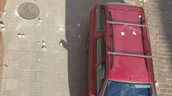 «Візьміть палку і пооббивайте»: у Львові каміння з будинку летить прямо на людей і машини