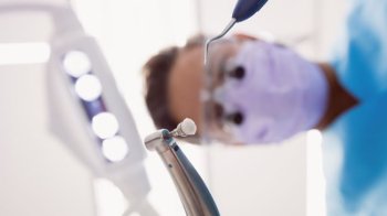 Стоматолог працює