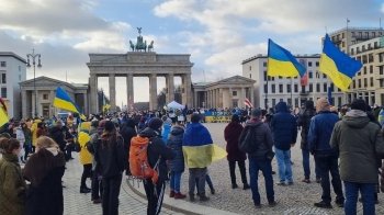 Поліціянти Берліна згорнули український прапор: Кулеба та Мельник вже відреагували