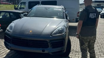 На Львівщині суд оштрафував киянина за ввезення Porsche під виглядом гуманітарки