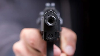 У Львові поліція шукає чоловіка, який стріляв з пістолета посеред вулиці