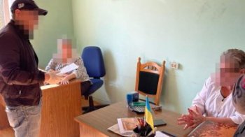 Суд залишив під вартою медиків, яких підозрюють у вимаганні хабаря від військового