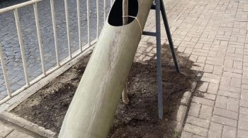 «Які часи, такі і клумби»: у Львові молоде дерево огородили залишком снаряда РСЗО