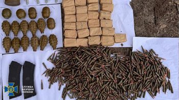 Правоохоронці протягом доби затримали 15 чоловіків за нелегальний збут зброї та вибухівки