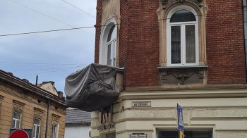 «Ледве не розбила голову»: львів’янка скаржиться на обвалення фасаду на вулиці Франка (фото)