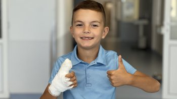 У Львові 7-річному хлопчику лікарі видалили пухлину, яка деформувала палець