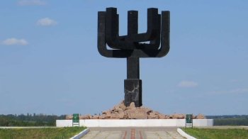 Окупанти пошкодили монумент жертвам Голокосту в Харкові