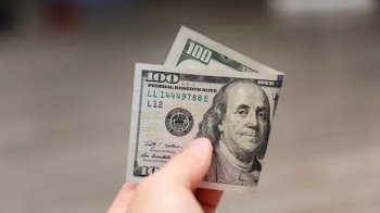 Львівʼянину призначили умовний термін за купівлю Iphone підробленими доларами