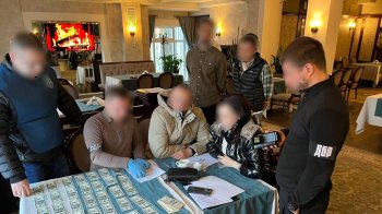 Працівник Львівської митниці вимагав 38 тис. доларів за пропуск через кордон будматеріалів під виглядом гуманітарної допомоги