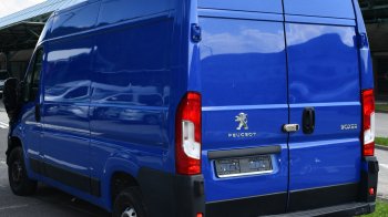 Викрадений в Італії бус Peugeot виявили на кордоні з Львівщиною