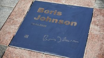 Другу іменну табличку на Алеї сміливості у Києві отримав Борис Джонсон