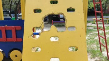 Батьки скаржаться на дитячий майданчик у Львові: несучі дошки і тварини ходять в туалет