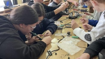 У ліцеї на Дрогобиччині учні виготовляють обладнання для військових на 3D-принтерах